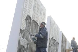 In Estland werden die Namen der sowjetischen Helden, die im Kampf für die Befreiung Estlands vom Faschismus gefallen sind, ausgemeißelt.